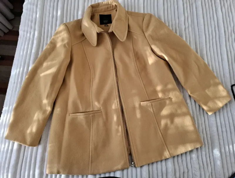 Abrigo de mujer beige con cierre - 3