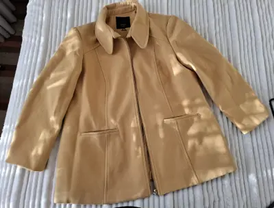 Abrigo de mujer beige con cierre - miniatura 3