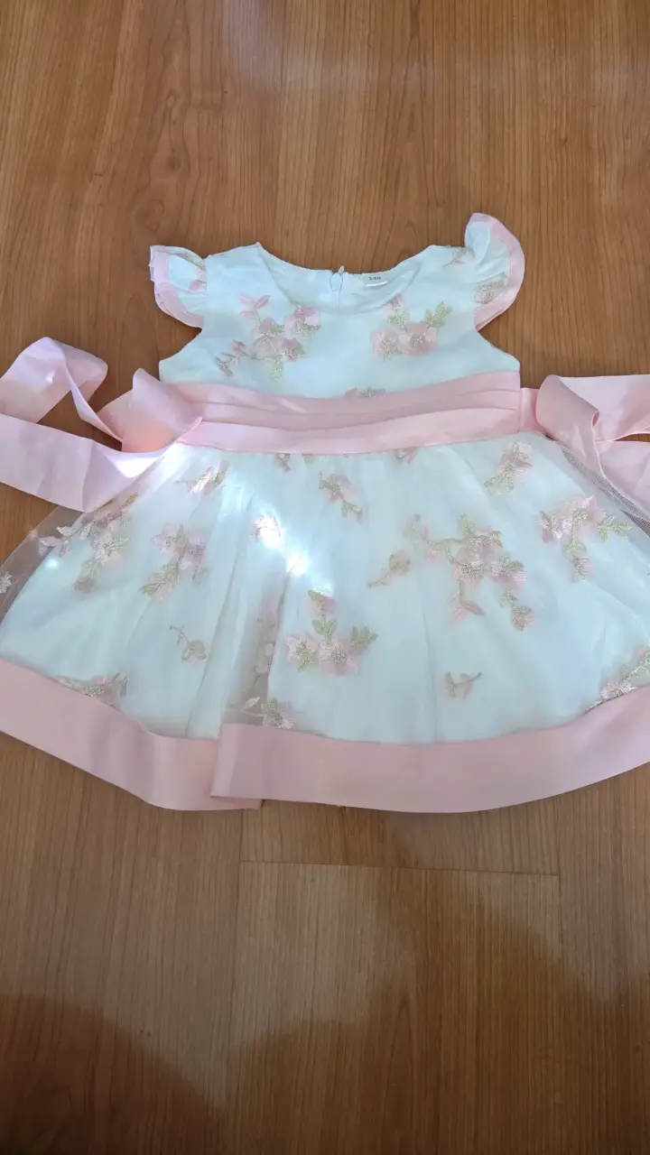 Vestido de niña con flores bordadas y lazo rosa