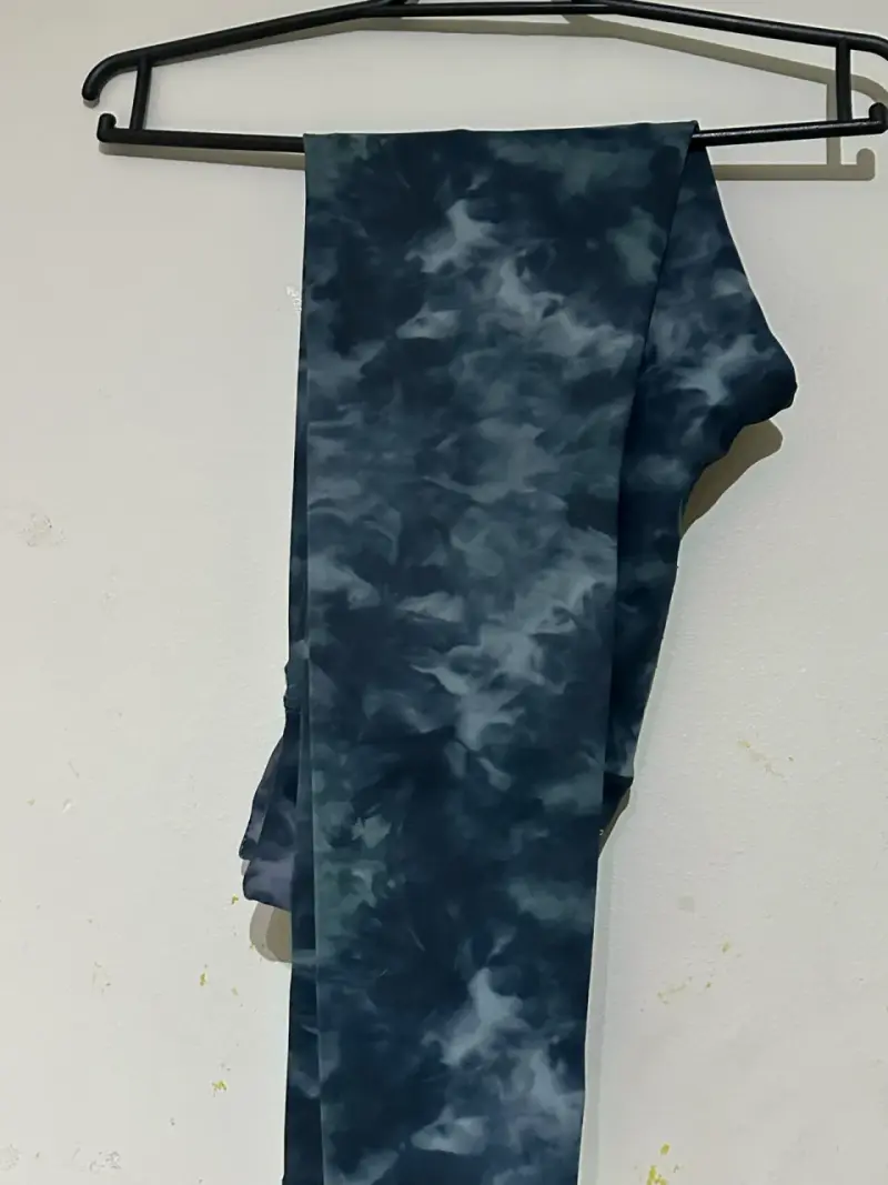 Leggings deportivos con diseño tie-dye azul - 1