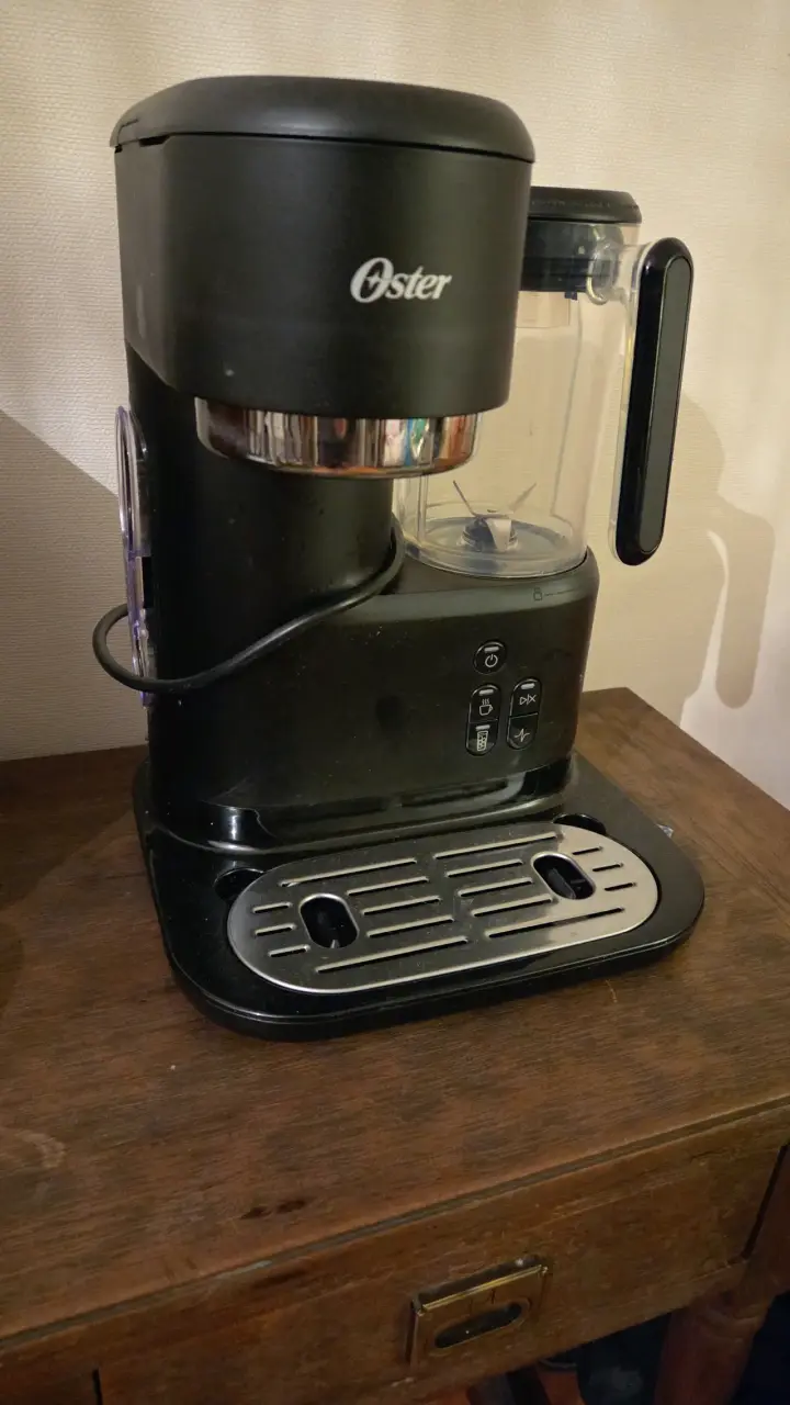 Cafetera Oster negra con espumador