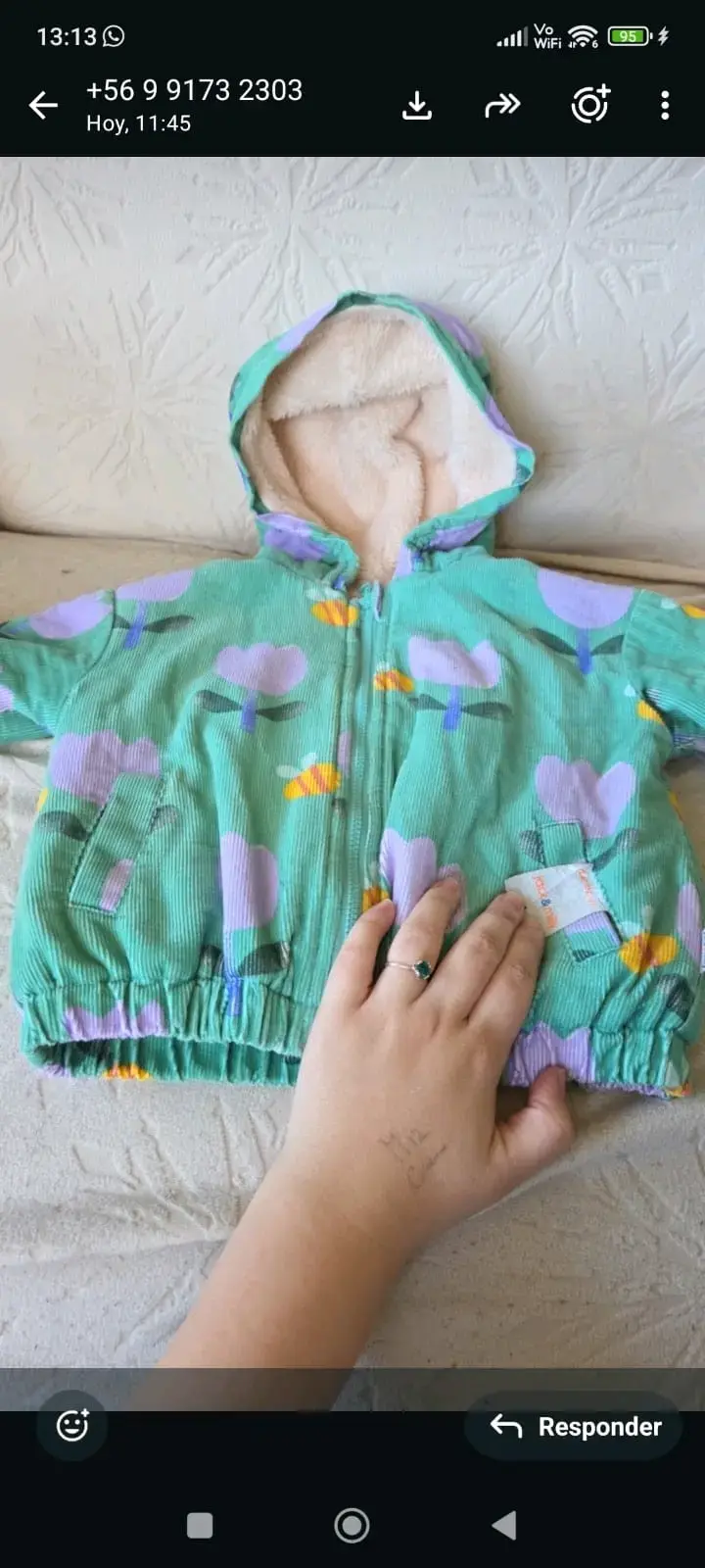 Chaqueta infantil con capucha verde estampada