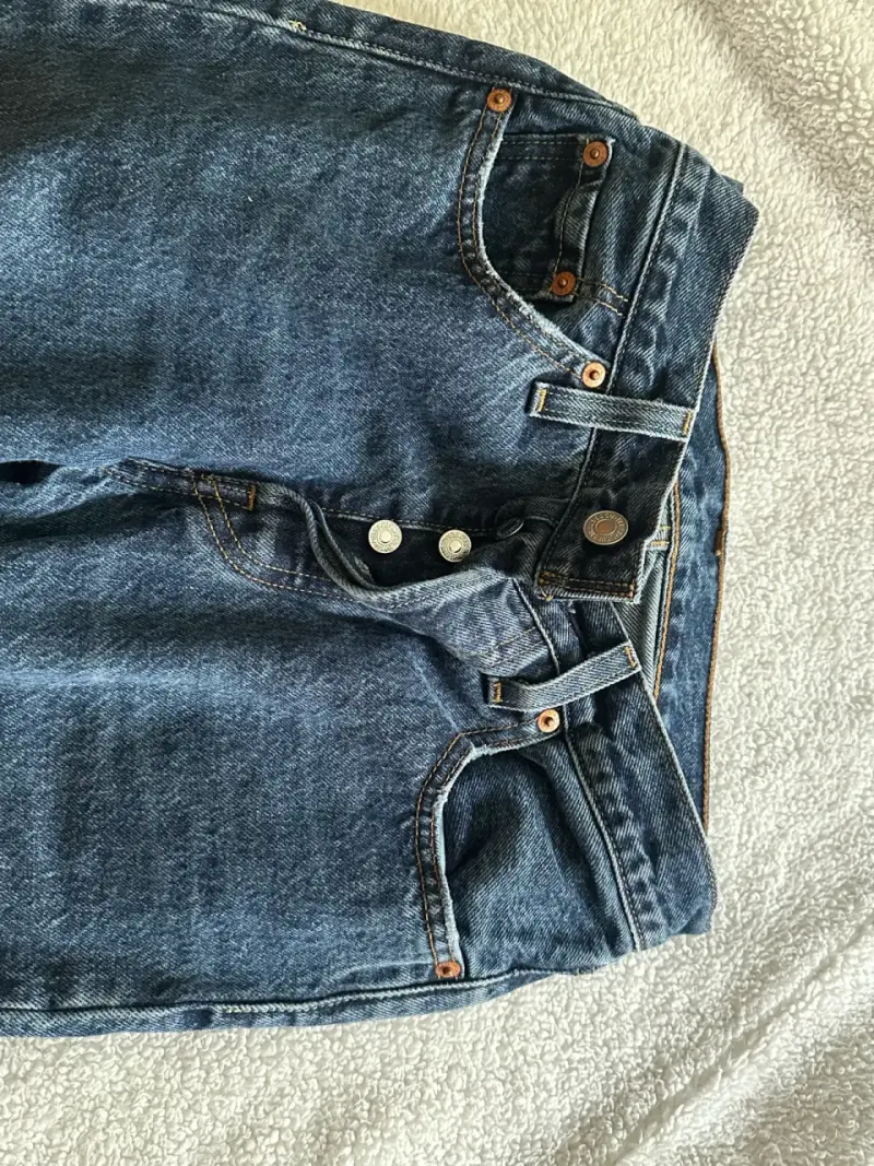 Jeans de mezclilla azul levi’s para mujer - 4