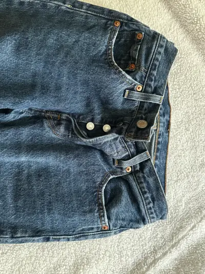 Jeans de mezclilla azul levi’s para mujer - miniatura 4
