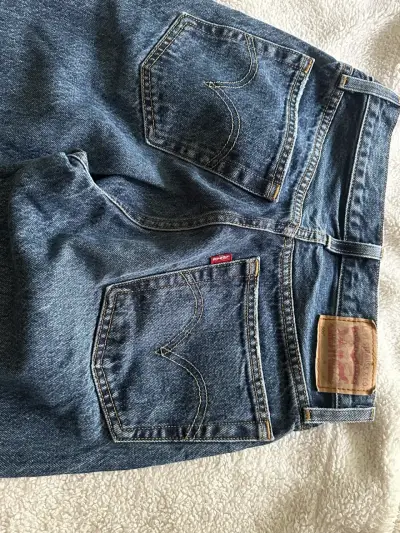 Jeans de mezclilla azul levi’s para mujer - miniatura 5