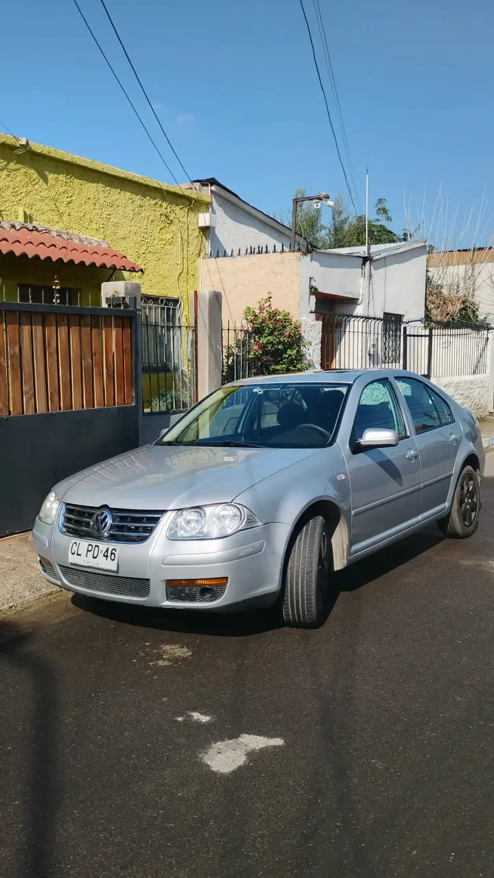 VOLKSWAGEN BORA TRENDLINE 2.0 AUTOM. - 1