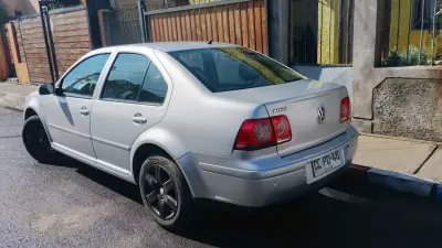 VOLKSWAGEN BORA TRENDLINE 2.0 AUTOM. - miniatura 2