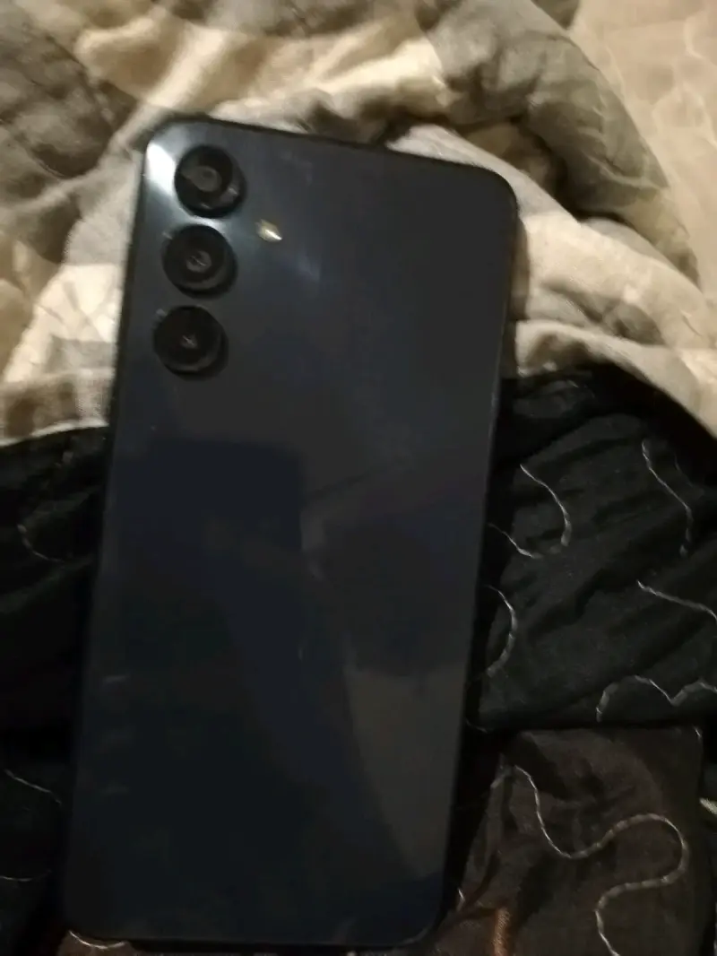 Smartphone con triple cámara trasera - 1