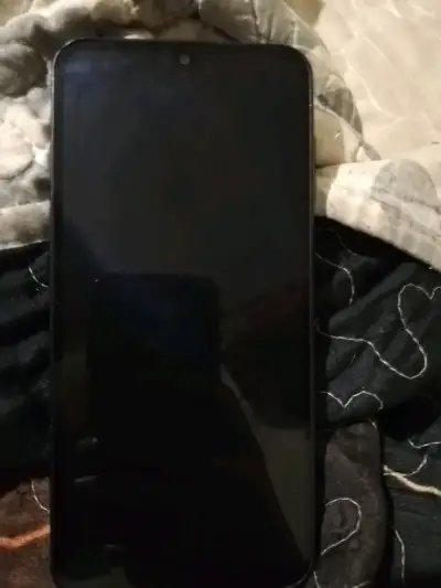 Smartphone con triple cámara trasera - miniatura 2