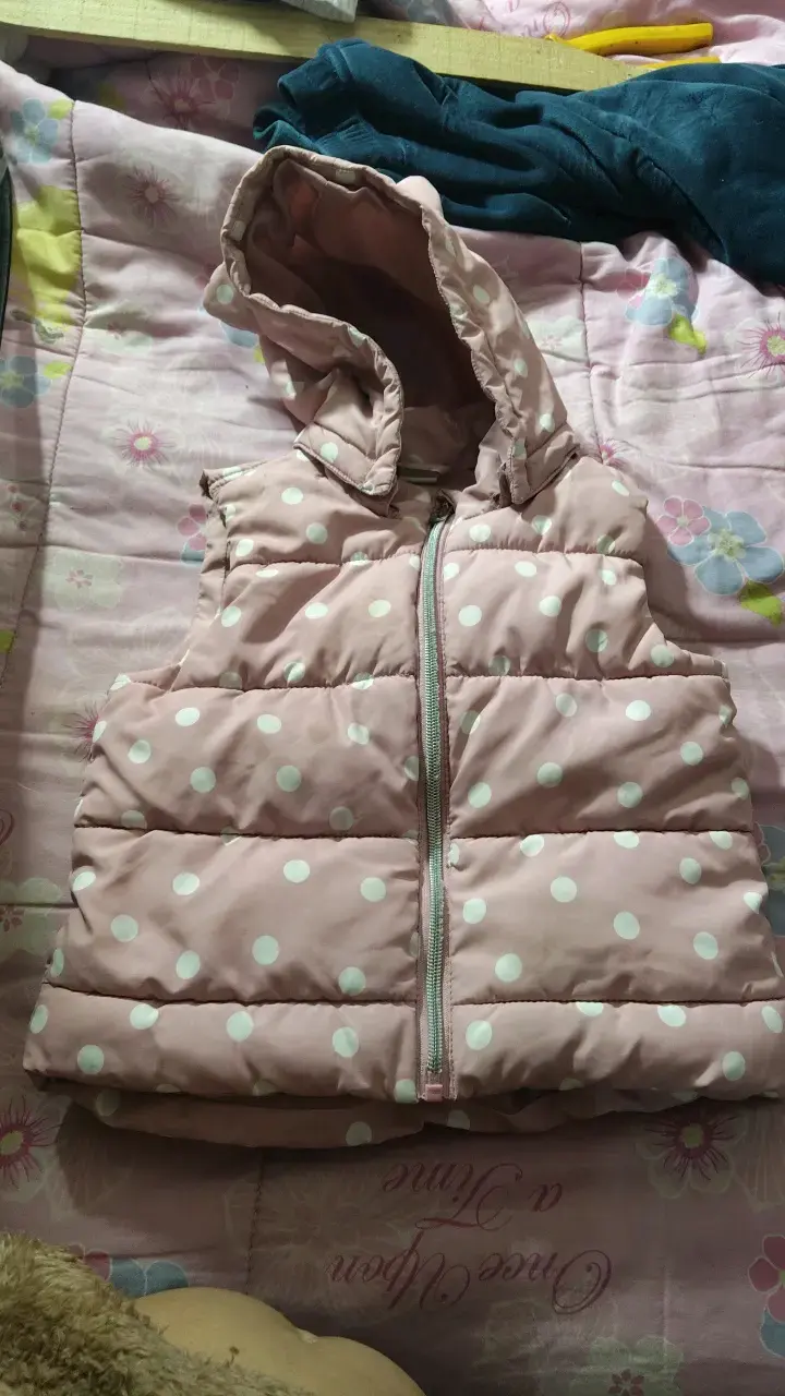 Chaleco acolchado rosado con lunares para niña