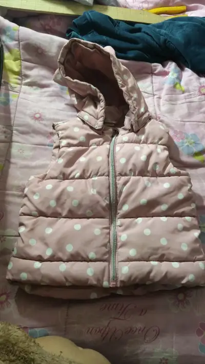 Chaleco acolchado rosado con lunares para niña - miniatura 1
