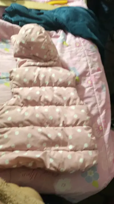 Chaleco acolchado rosado con lunares para niña - miniatura 2