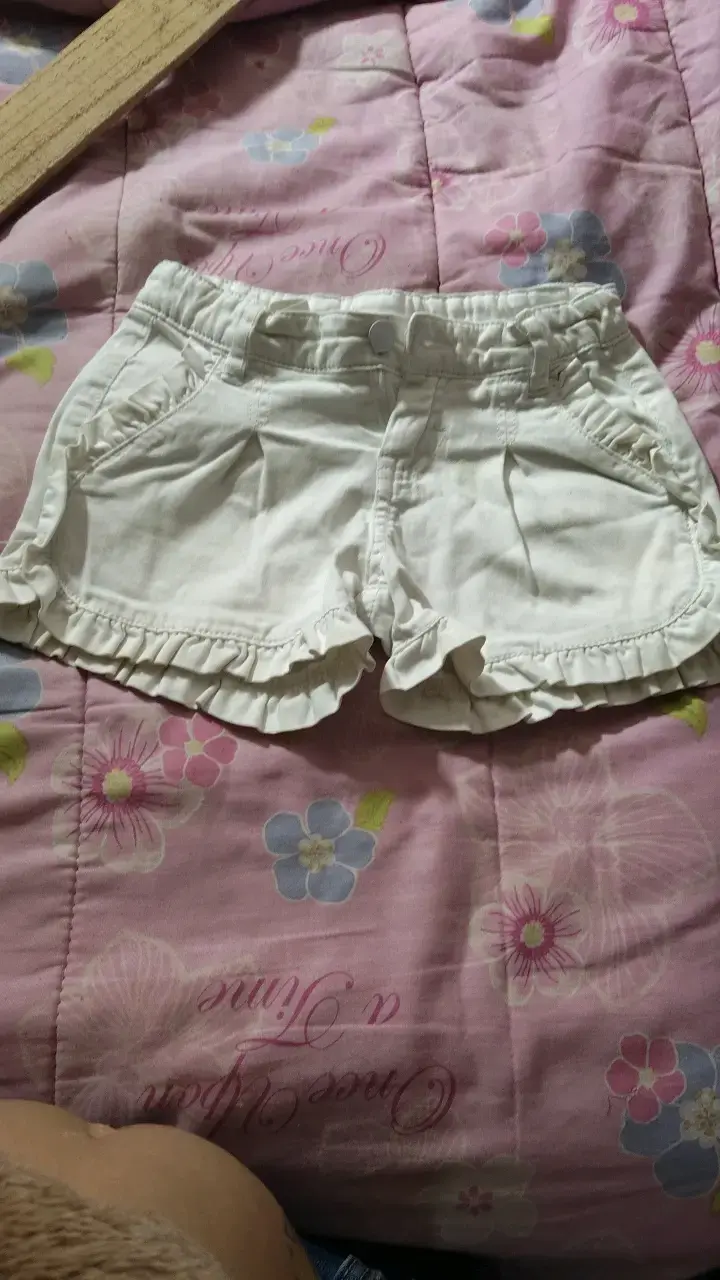 Shorts blancos para niña con volantes