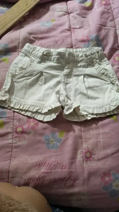 Shorts blancos para niña con volantes - miniatura 1