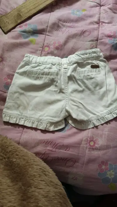 Shorts blancos para niña con volantes - miniatura 2