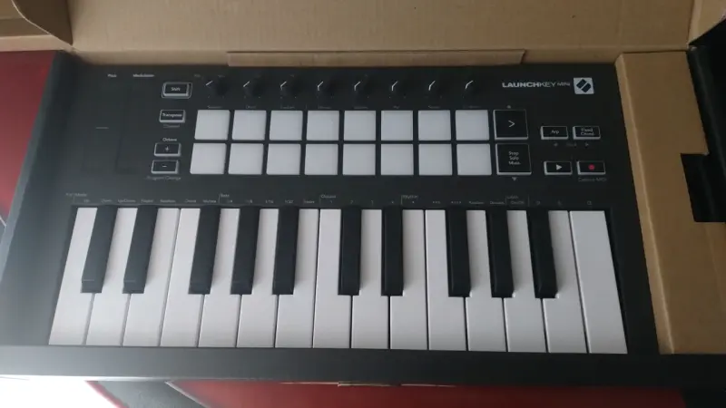 Controlador MIDI Novation Launchkey Mini MK3 - 2