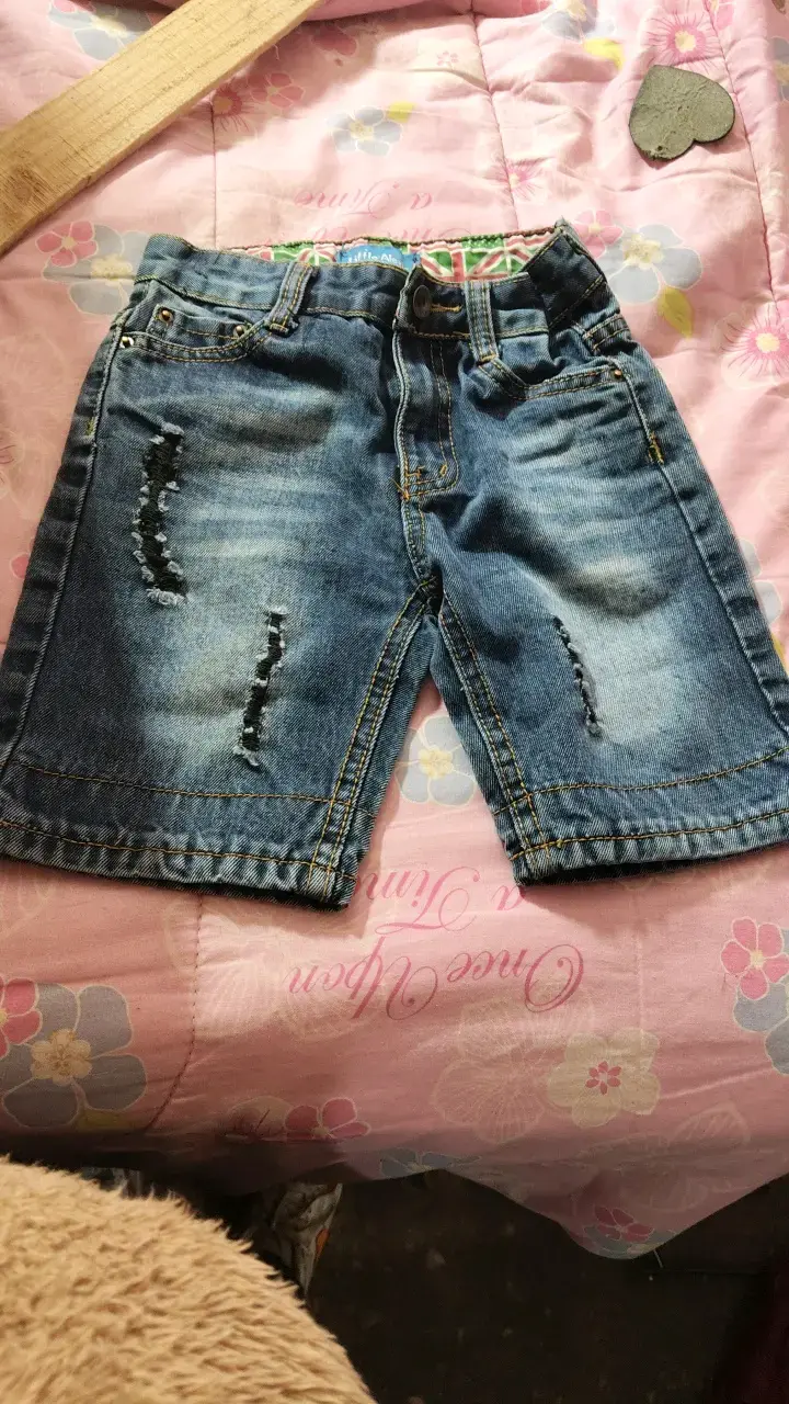 Shorts de mezclilla para niño con diseño desgastado