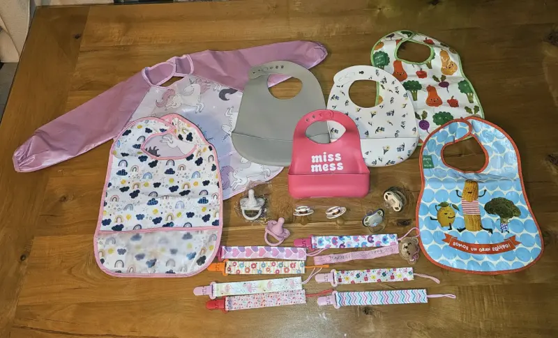 Lote niña: porta Chupete, chupetes, baberos bebe