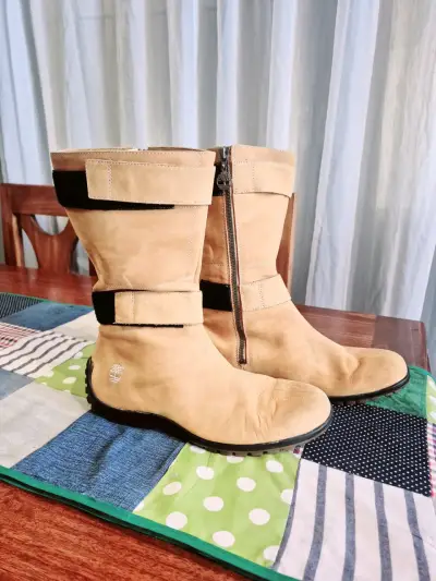 Botas de gamuza beige con cierre lateral - miniatura 1