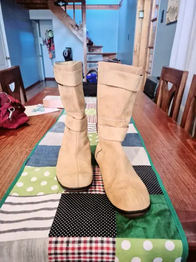 Botas de gamuza beige con cierre lateral - miniatura 2