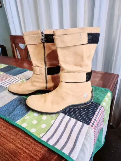 Botas de gamuza beige con cierre lateral - miniatura 3