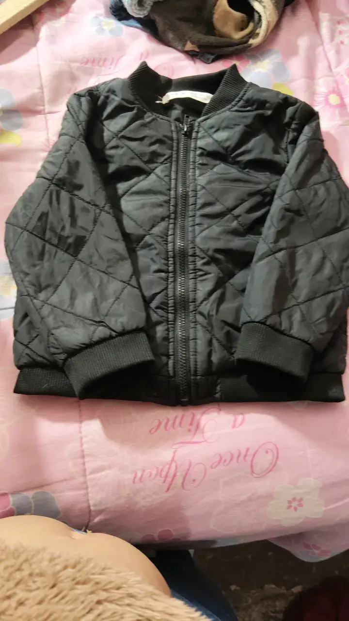 Chaqueta acolchada negra para niño