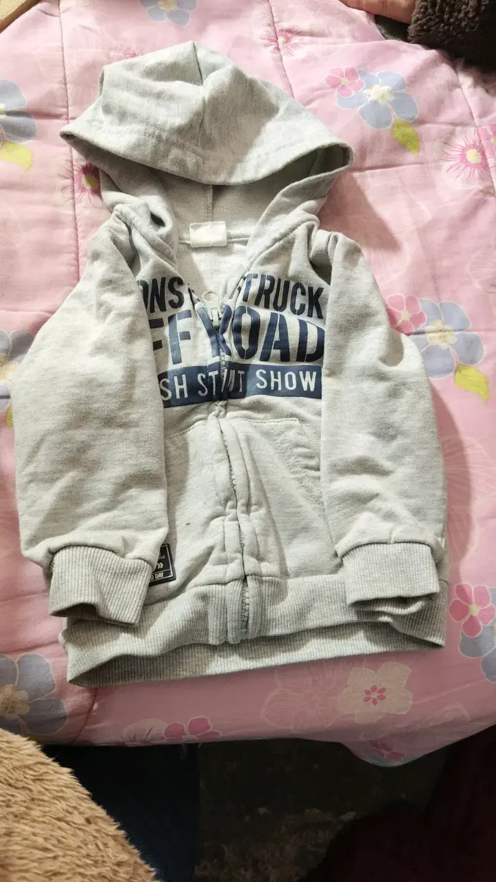 Polerón gris con capucha para niño