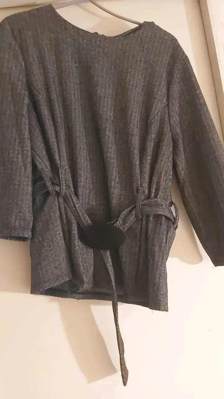 Blusa gris con cinturón ajustable