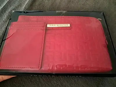 Cartera roja Tommy Hilfiger con diseño grabado - miniatura 1