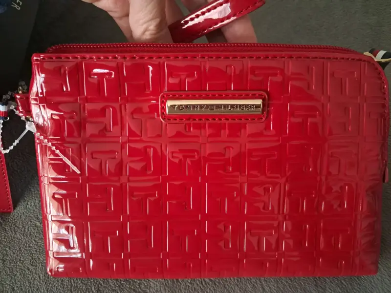 Cartera roja Tommy Hilfiger con diseño grabado - 2