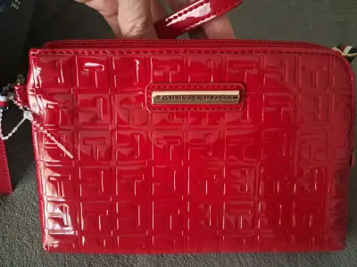 Cartera roja Tommy Hilfiger con diseño grabado - miniatura 2