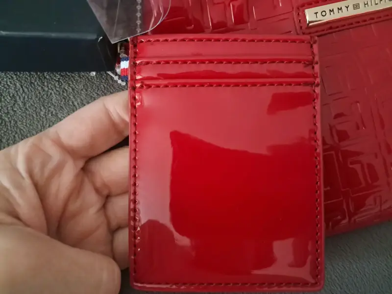 Cartera roja Tommy Hilfiger con diseño grabado - 3