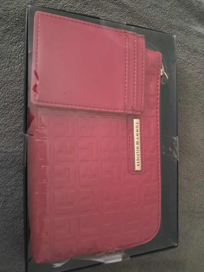 Cartera roja Tommy Hilfiger con diseño grabado - 4