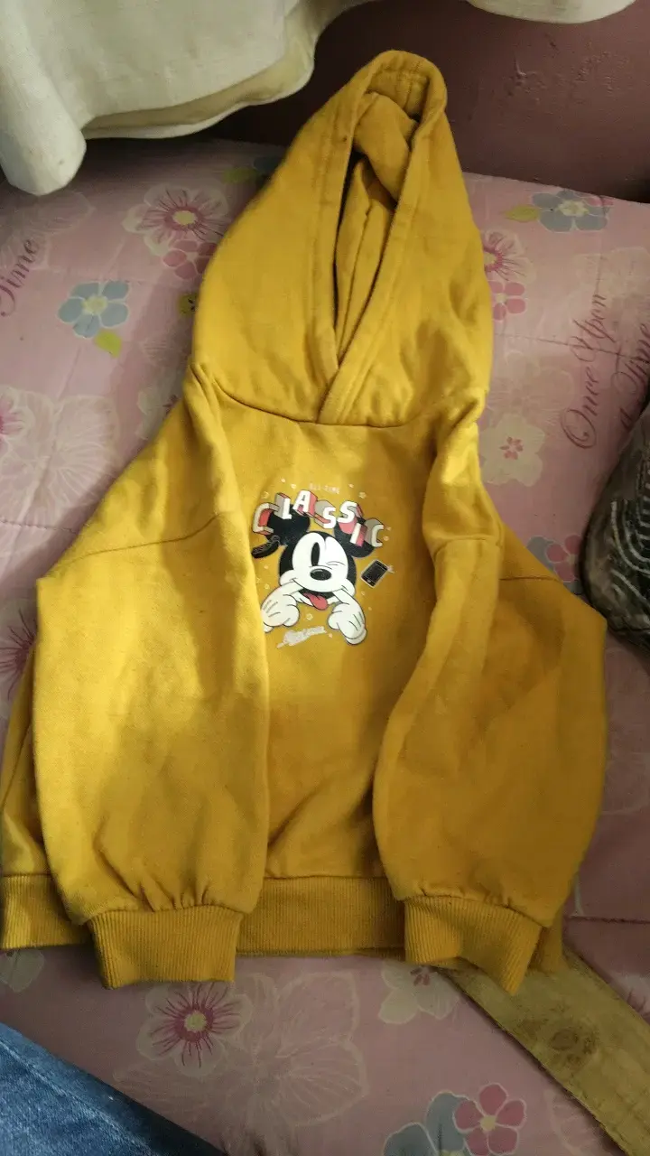 Polerón amarillo con capucha y diseño clásico