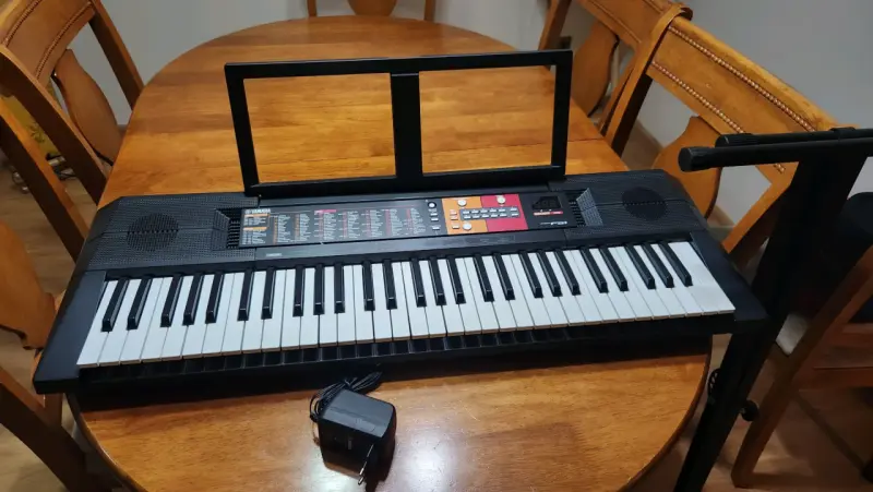 Teclado Yamaha PSR-F51 con soporte y adaptador - 1