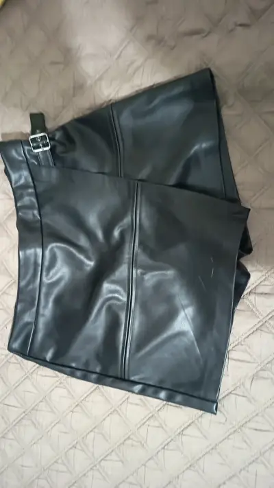 Falda corta de cuero sintético negra - miniatura 1
