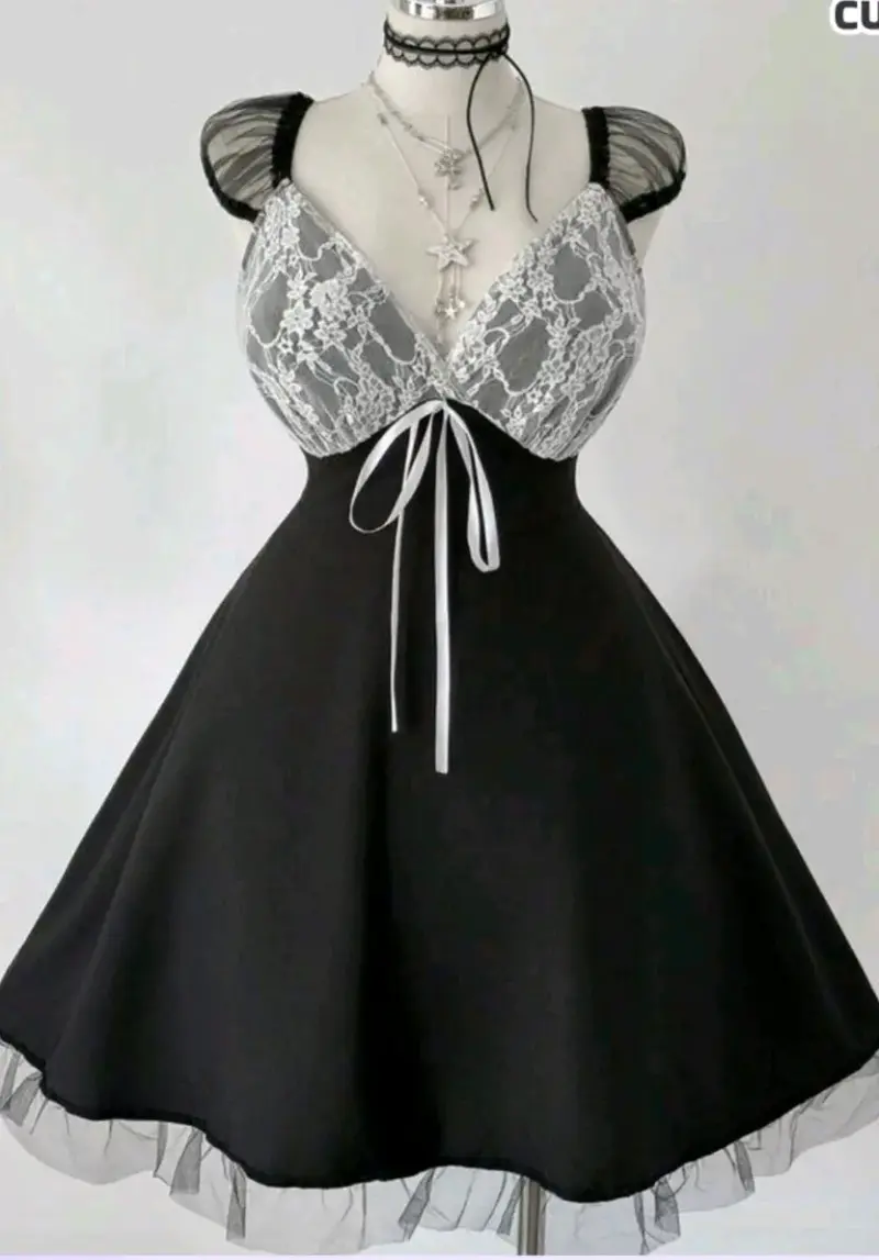 Vestido negro con encaje blanco y tirantes