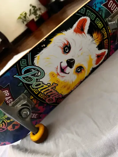 Skateboard con diseño de perro colorido - miniatura 1