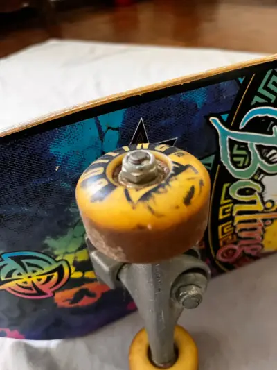 Skateboard con diseño de perro colorido - miniatura 2