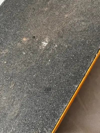Skateboard con diseño de perro colorido - miniatura 3