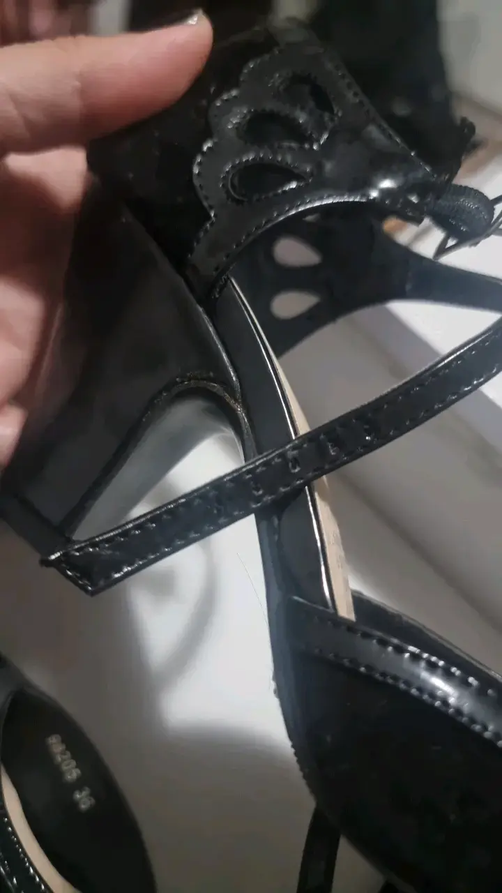 Zapatos de tacón negro con diseño elegante - 2