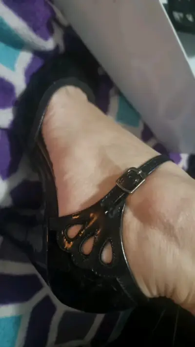 Zapatos de tacón negro con diseño elegante - miniatura 3