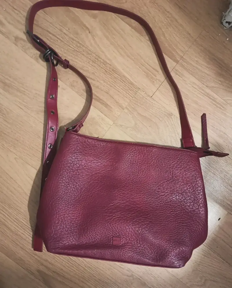 Cartera de cuero roja con correa ajustable