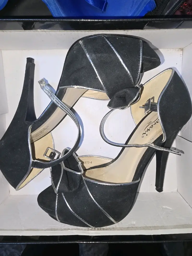 Tacones negros con detalles plateados y lazo