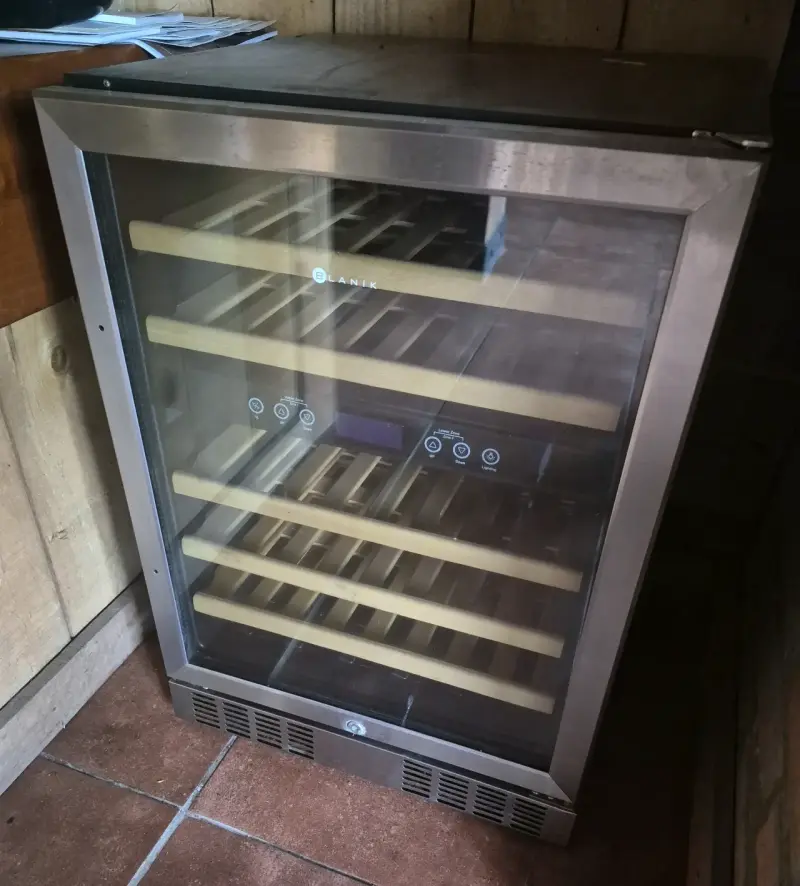 Refrigerador de vinos Blanik con control digital - 1