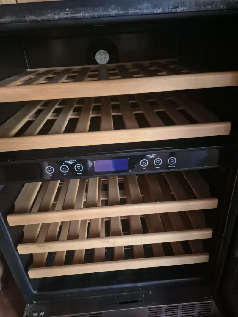 Refrigerador de vinos Blanik con control digital - 2