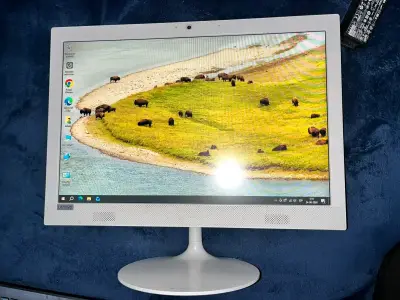 Computador All-in-One Lenovo 21.5 pulgadas - miniatura 1