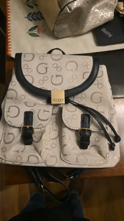 Mochila Guess beige con detalles en negro - miniatura 1