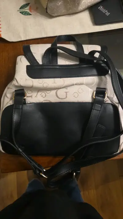 Mochila Guess beige con detalles en negro - miniatura 2