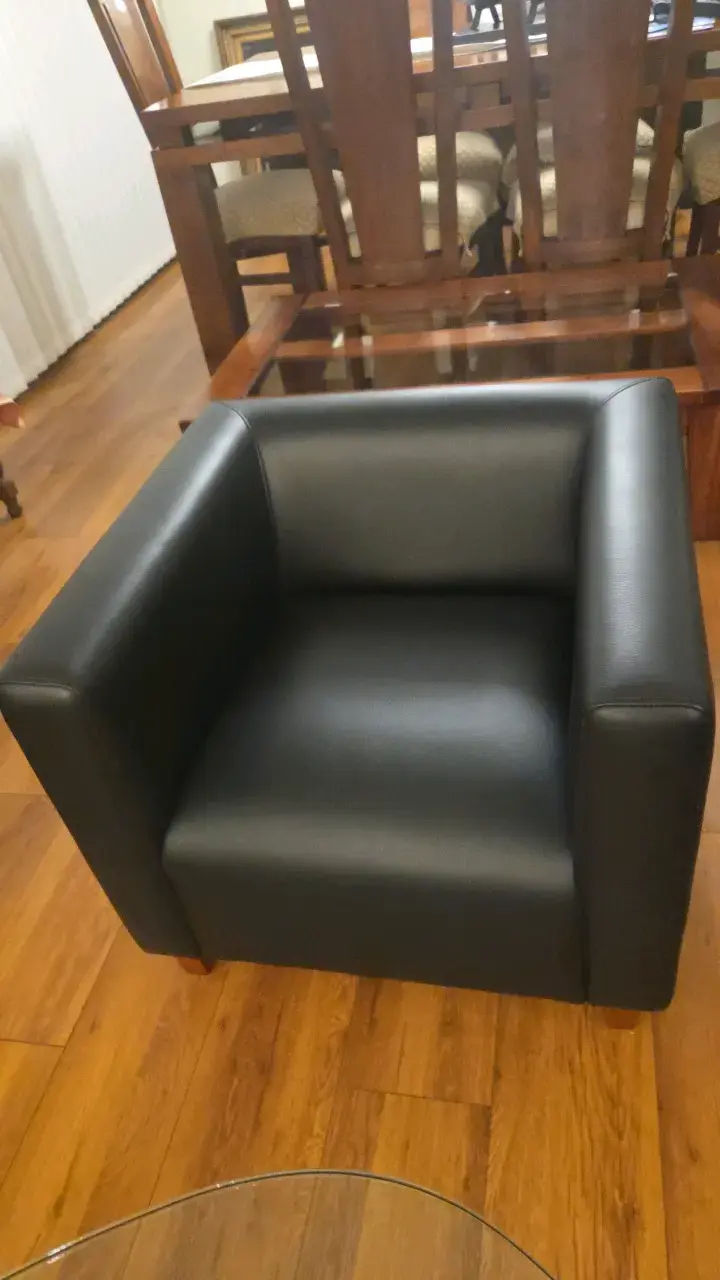 Sillón de cuero negro moderno - 1